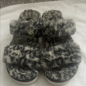 Koolaburra Plush Black and Gray cheetah print slide on Slippers size 6